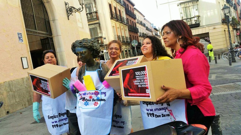 Mujeres del Grupo Turín entrega 100 mil firmas para reivindicar sus derechos