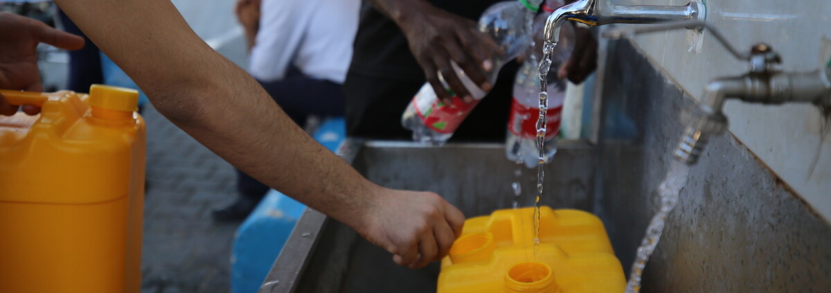 Falta de agua en Gaza. Civiles recogían agua tras el comienzo de los bombardeos